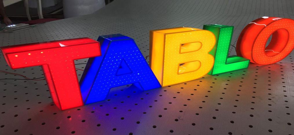 تاثیر تابلو بر هویت بصری برند