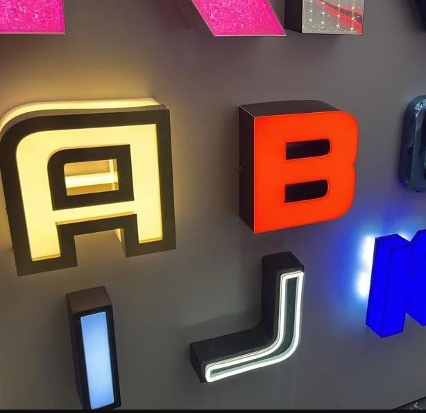 ساخت تابلو کامپوزیت با حروف برجسته