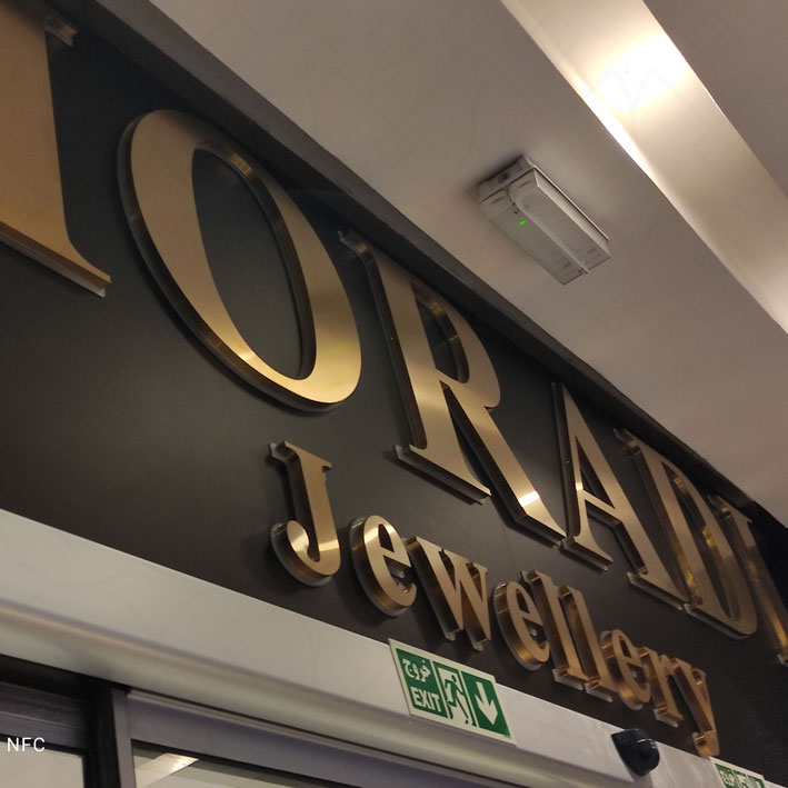 تفاوت تابلو کامپوزیت فلت و تابلو کامپوزیت برجسته